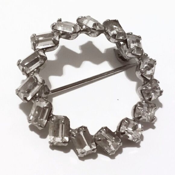 Vintage Silver Mid Century Prong Set Emerald Cut Clear Rhinestone Circle Pin - Picture 2 of 7